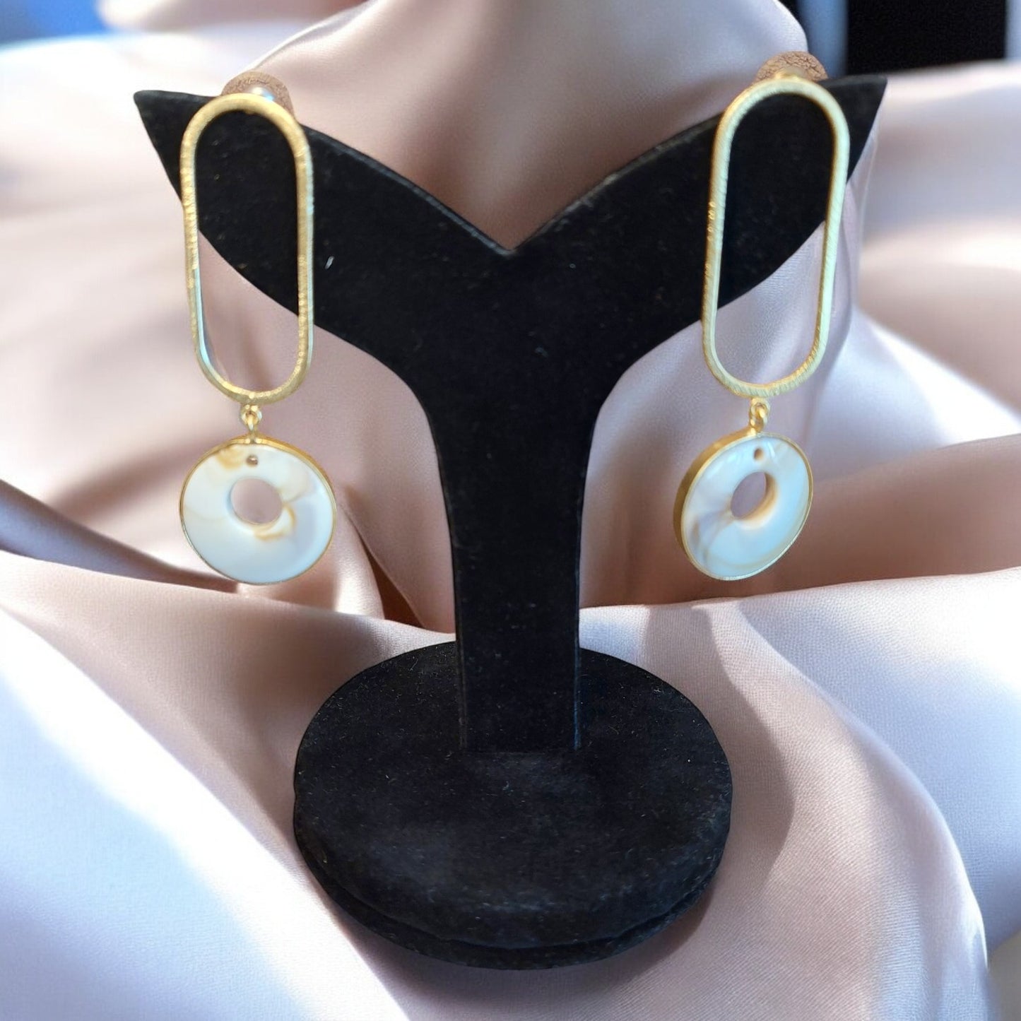 NATURAL MOTHER OF PEARL GOLD-PLATED HOOPS