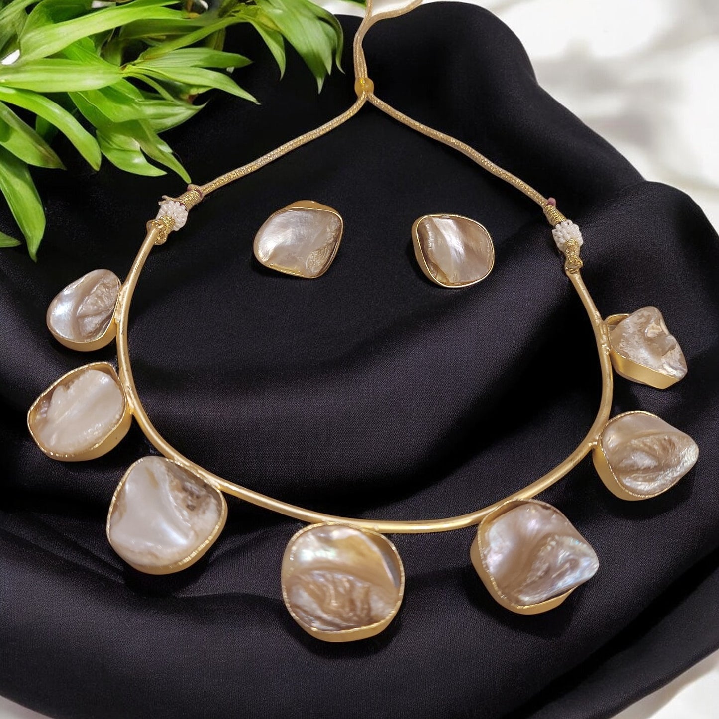 MOTHER OF PEARL HASLI NECKLACE