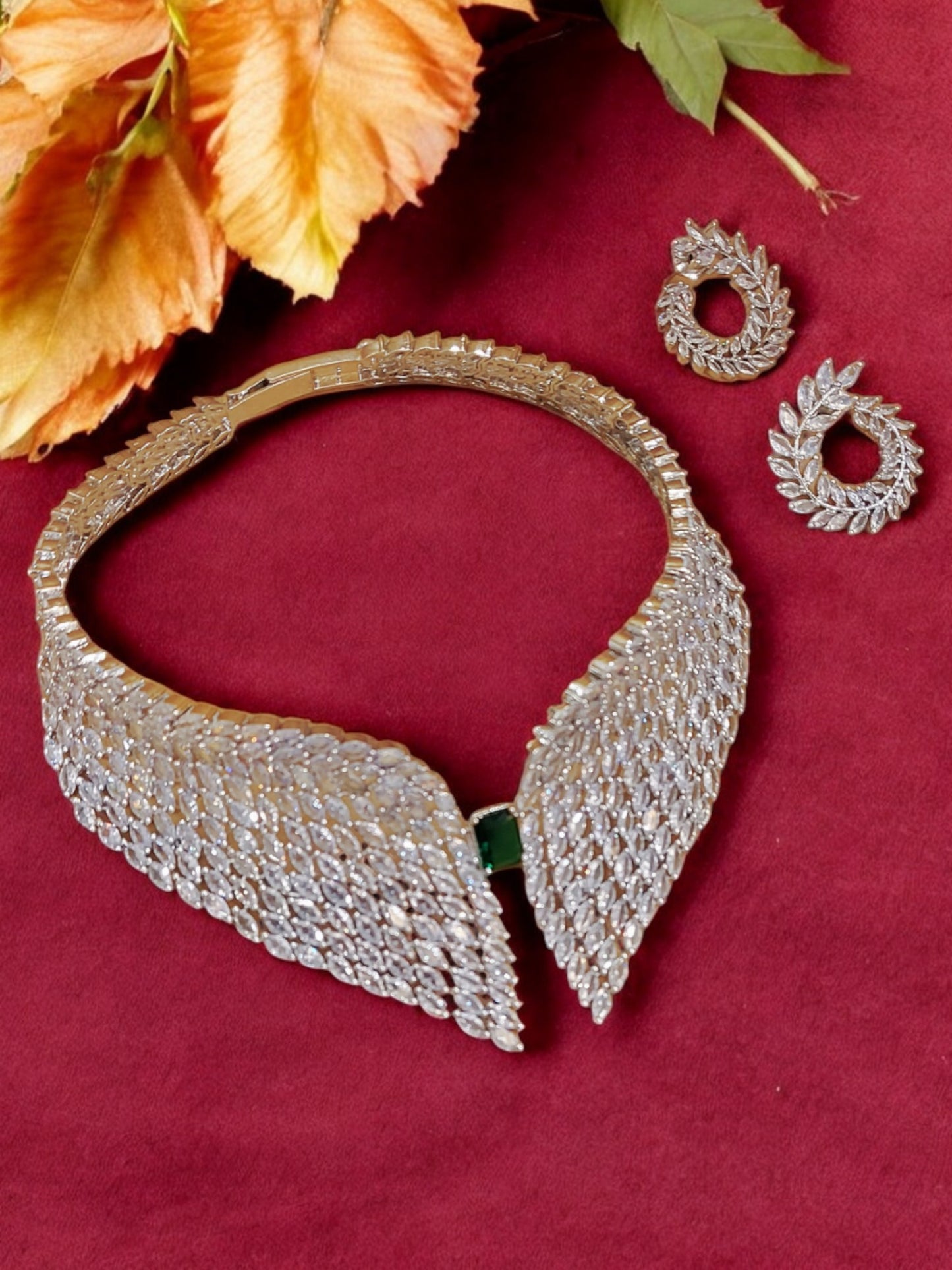 GLAMOUR AD EMERALD COLLAR NECKLACE