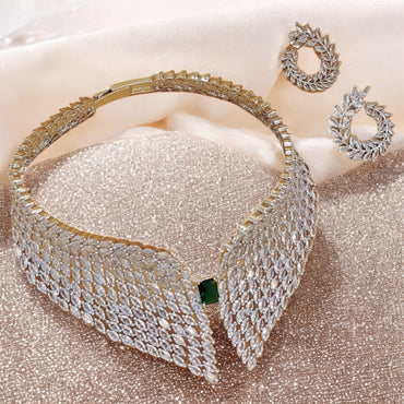 GLAMOUR AD EMERALD COLLAR NECKLACE