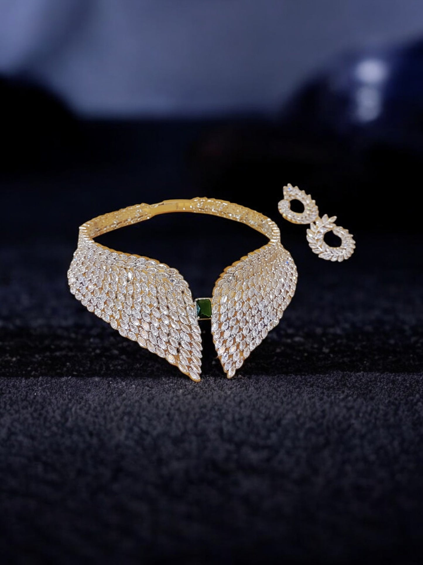 GLAMOUR AD EMERALD COLLAR NECKLACE