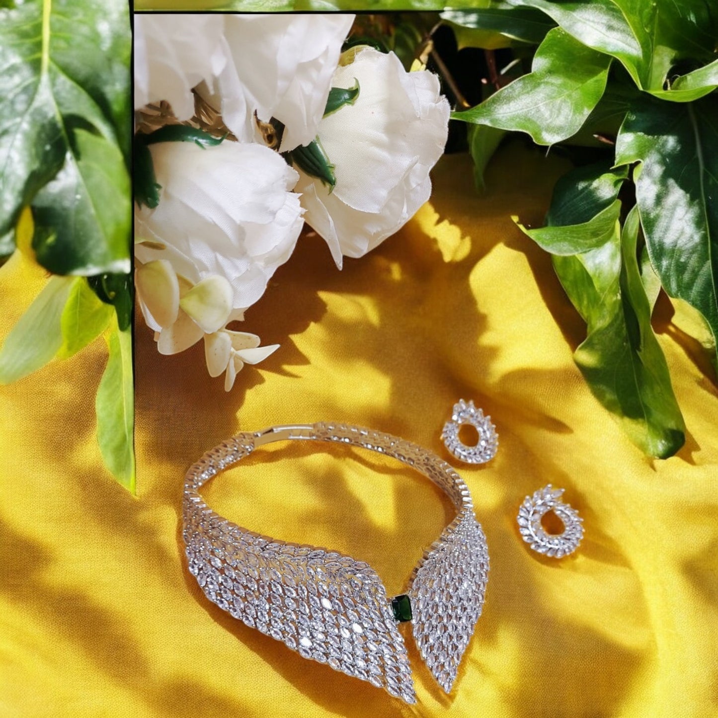 GLAMOUR AD EMERALD COLLAR NECKLACE